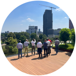 Groep deelnemers van een workshop bij BRIL innovatie op het dakterras