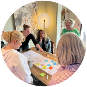 Shot van een team aan de slag tijdens de workshop verbluf de klant