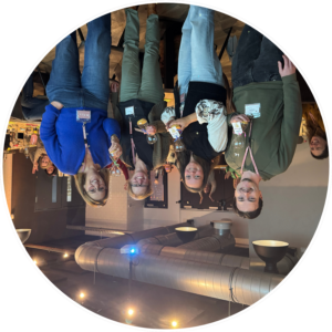 Foto van deelnemers op z'n kop voor een innovatieworkshop van BRIL innovatie