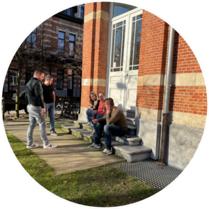 Groepjes deelnemers buiten in het park met een opdracht voor de workshop business model op zn kop door BRIL innovatie